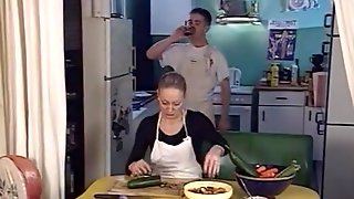 Домработница и ее знакомая потрахались с одним парнем на столе