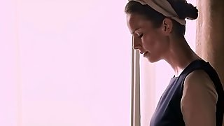 На влюбленную пару льется вода с противопожарной системы после секса