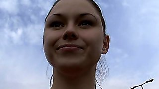 Мамка в одежде отсасывает конец приятеля и подставляет под него манду в машине