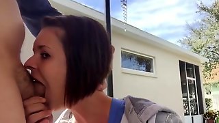 Брюнетка с каре и в балахоне делает любовнику глубокий минет на пороге дома
