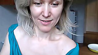 Зрелая блондинка дрочит ступнями резиновый пенис и насаживается на него пиздой