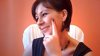 Милфа в черных чулках и платье общается с мужчинами через онлайн чат