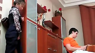 Зрелка не смогла устоять перед дрочащим первокурсником и он взял её в киску на столе