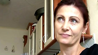 Зрелая дама приводит пикапера в гости и принимает его фаллос в ротик