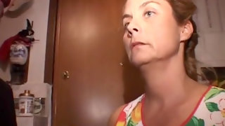 Ловелас уговорил потрахаться втроем зрелую давалку и молодую любовницу