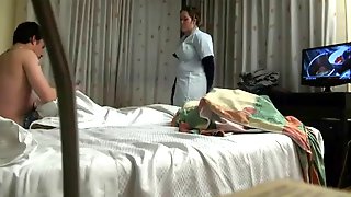 Камера около кровати засняла секс изменника с пышногрудой домохозяйкой