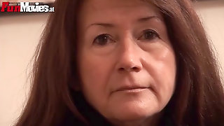 Зрелая мадам снимает розовые трусы и мастурбирует в номере отеля