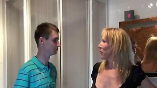 18летнему повезло трахнуть длинноволосую блондинку за сорок и её подругу