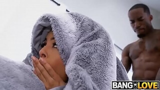 Латинская красотка 30ти лет с интимной стрижкой дает в спальне чернокожему соседу
