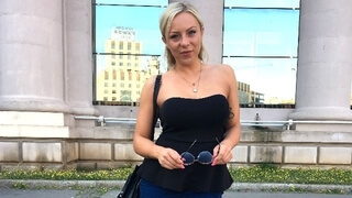 Пикапер пообещал блондинистой мамке карьеру в кино, чтобы трахнуть её в фургоне