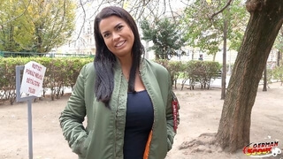 Опытный пикапер трахает во все дыры на кухонном столе немецкую милфу с огромными сиськами и длинными волосами