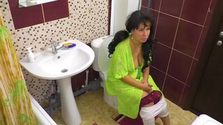 Волосатый парень дает в рот и трахает раком возле унитаза русскую брюнетку 30ти лет в зеленом халате и с двумя хвостами