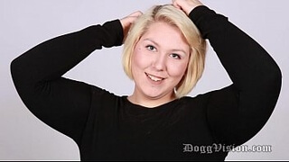 Полная блондинка с толстой задницей пришла в студию, где фотограф дал ей за щеку