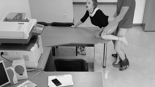 Русская мамка встала раком возле стола, чтобы сотрудник мог оттрахать ее в вагину