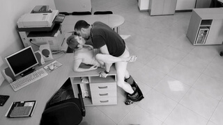Сексуальная секретарша с короткими волосами занимается сексом с начальником на столе