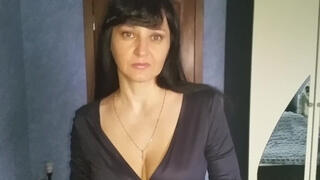 Русская блядь с темными волосами разделась возле шкафа и отсосала приятелю