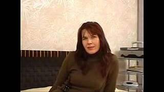 Русская дама с темными волосами и с натуральной грудью подрочила пизду на кастинге