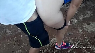 Мамка с толстой жопой и в коротких шортах засветила анальной игрушкой в очке
