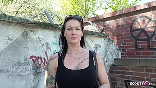 Женщина в очках и с цепочкой на шее пришла на кастинг, где мужик оттрахал ее в щель