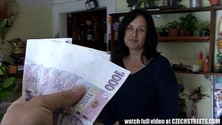 Пикапер знакомится с продавщицей и легко уламывает её на слюнявый минет