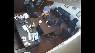 Русская мама решила отдаться боссу в щель перед скрытой камерой