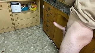 Мамка с накрашенными губами страстно отсосала сожителю