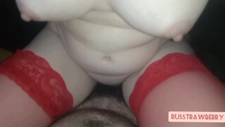 Русская милфа с натуральной грудью и бритой киской делает минет и дает мужу, снимающему на телефон