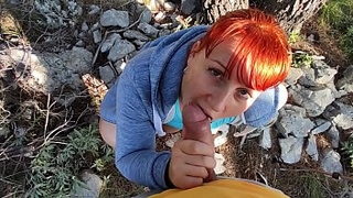 Мама с рыжими волосами выпячивает толстые булки в лесу и отдается русскому мужчине в дырку