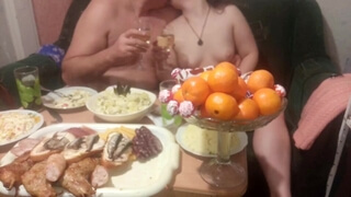 Толстая дама с цепочкой на шее выпила с приятелем за столом и занялась с ним сексом