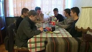 Полная россиянка с короткой стрижкой привела в гости молодых парней, которые пустили ее по кругу