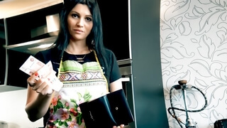 Русская брюнетка в фартуке и с пухлыми губками облизывает пенис поклонника