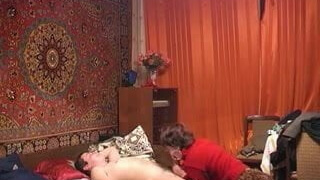 Дама с толстой задницей сняла с себя леопардовые лосины и потрахалась с кавалером