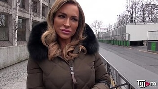 Милфа со светлыми волосами и в синем белье трахается с чуваком у него дома