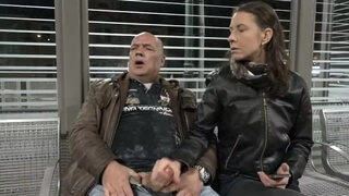 Женщина села рядом с мужиком на лавку и начала дрочить его конец