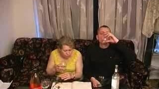Частная запись с потаскухой, которая напилась с соседом и дала ему в волосатую письку