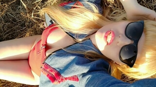Симпатичная женщина вышла в поле и наделала пошлых селфи