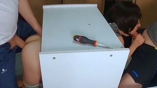 Мамочка с темными волосами залезла под стол и потрахалась с двумя ухажерами