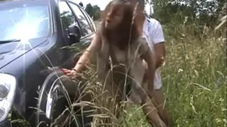 Мужик вывез чью-то жену на природу и прет ее раком возле машины