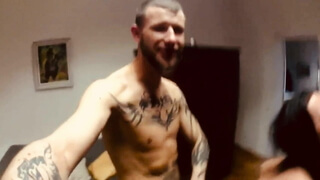 Татуированный мачо и его друг пристраивают стволы в глотку и вагину мамаши