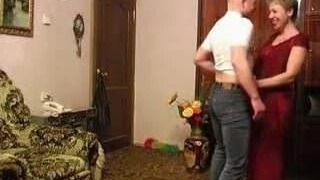 Лысый парень обменивается оралом и трахает на кровати 30ти летнюю любовницу из Краснодара с короткой стрижкой