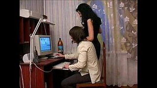 Длинноволосый студент отвлекся от компьютера и отодрал зрелую соседку на зеленом диване и ковре