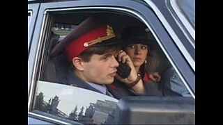 Участковый трахает на столе грудастую напарницу и дает ей пососать член