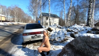 Блондинка с длинными волосами голышом гуляет на улице в мороз