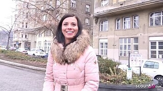 Мамочка с темными волосами и в зимней куртке пришла домой к мужику и дала в киску