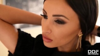 Два мужика заключают договор с бизнесвумен Alyssia Kent и пристраивают стволы в её дырочки