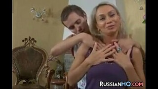 Парни любят красоток постарше и занимаются сексом с мамочками