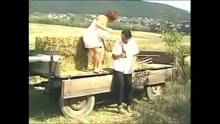 Мама с короткими волосами получила в щель елдак фермера на тележке