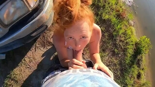 Мамочка с рыжими волосами и с торчащими сосочками берет в рот пенис поклонника