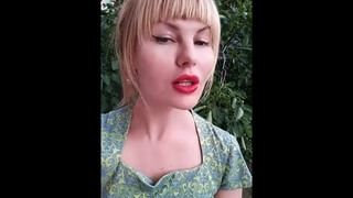 Наконец-то пятница, ребята! Трусиков под платьем нет, нужен хороший секс для успокоения