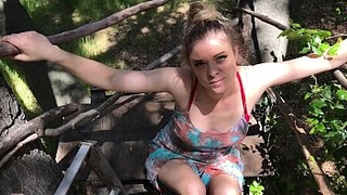Мама осталась в сарафане и перепихнулась с партнером в домике на дереве